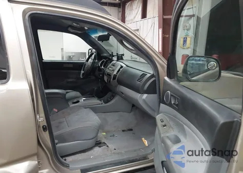 2008 Toyota Tacoma Base V6 z USA, uszkodzony, nr VIN 3TMLU42N18M015682